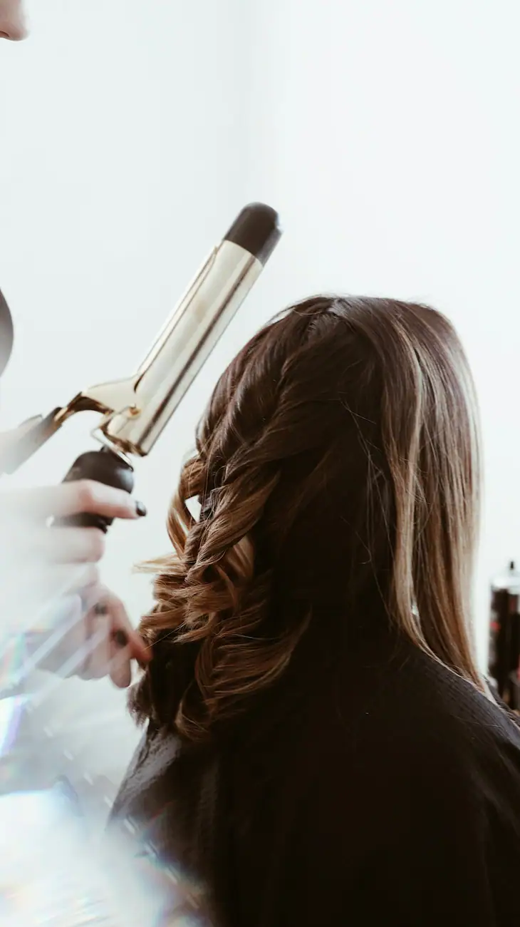 Curling iron shaping soft waves